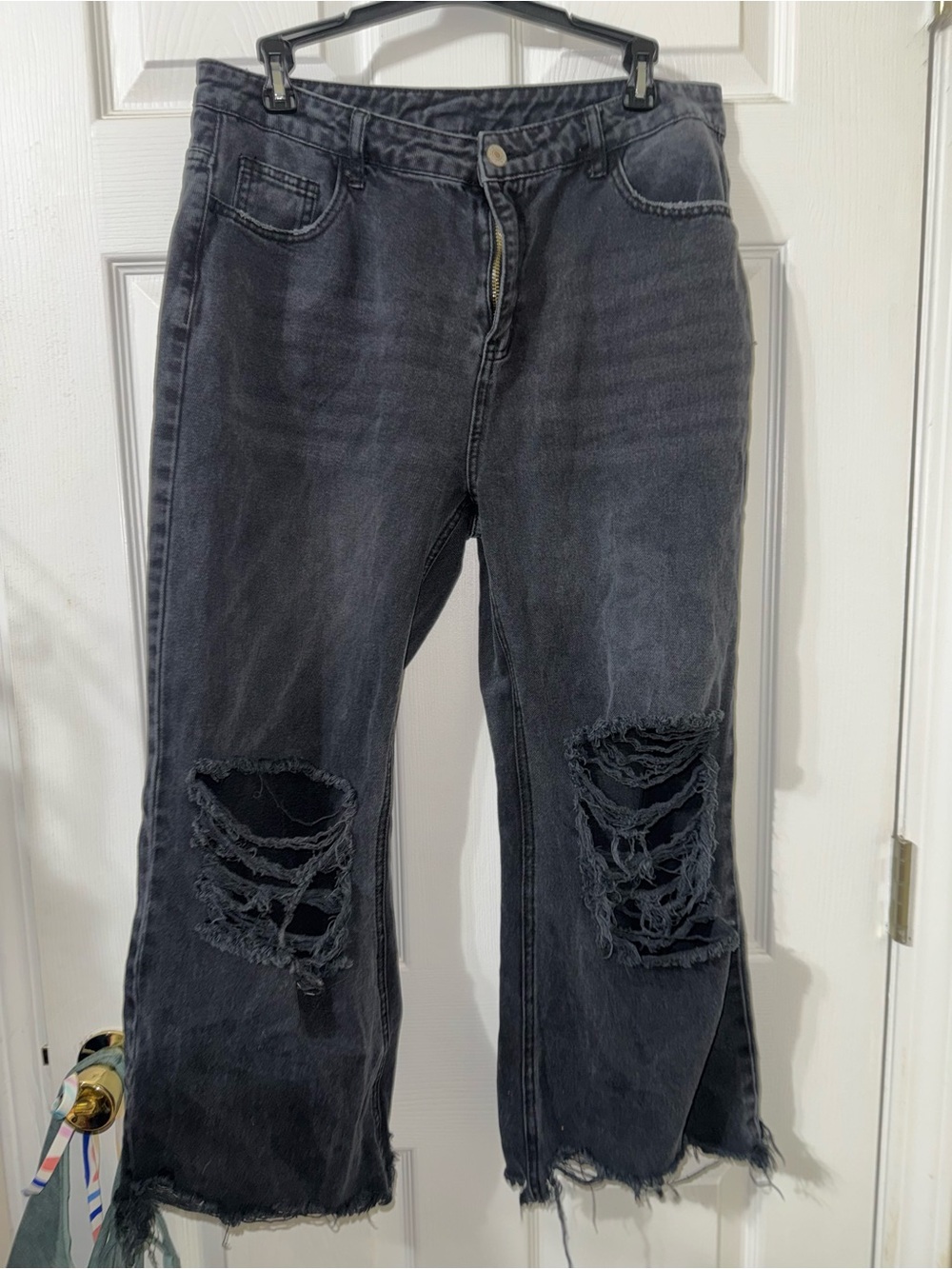 Black Washed Distressed Women’s Cropped Jeans